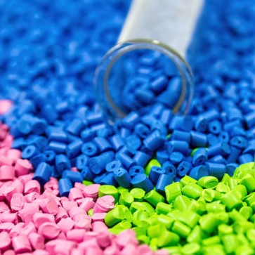 聚合物染料。塑料顆粒。塑料著色劑。顆粒中的色素。